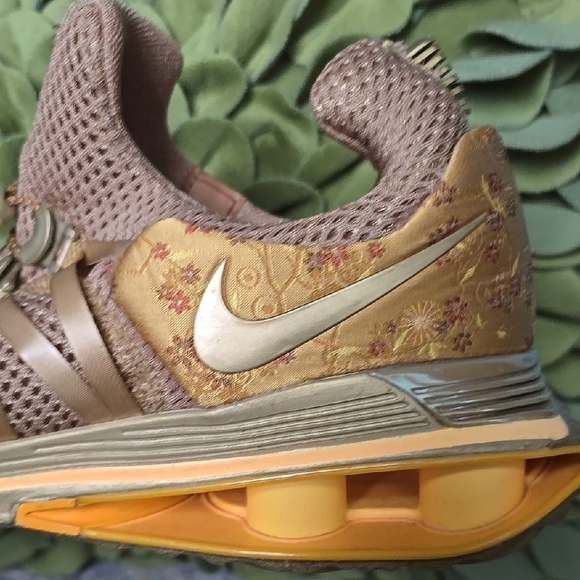 Women's Nike Athletic Shoe Shox Gravity Metallic - Picture 11 of 13